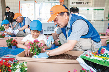 花植えをする園児