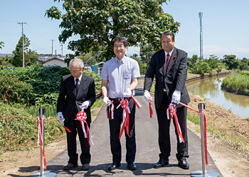 西川沿いの遊歩道