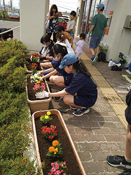 コミュニティ協議会　花植え活動