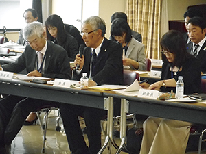 2019年度第1回西蒲区自治協議会の様子（長井正雄会長がマイクをもって話している）