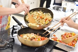 フライパンで野菜をいためている写真