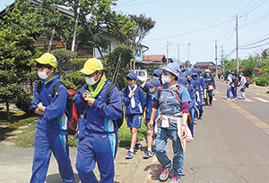 校外活動で歩く様子