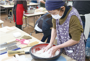 参加者がそばを作っている写真