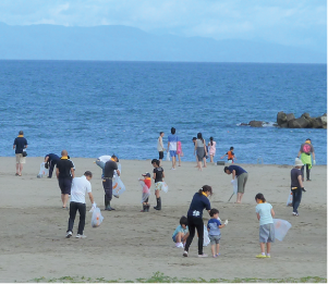 昨年度の海岸一斉清掃の写真