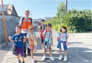 塚田さんと小学生の写真