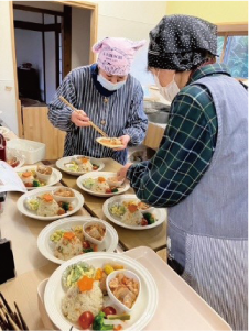 料理を盛り付けている写真