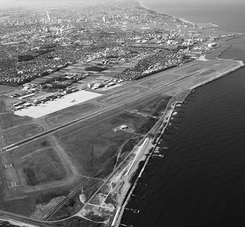 写真　新潟空港から新潟駅方面を望む