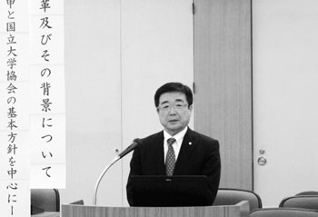 写真　講演中の髙橋姿氏