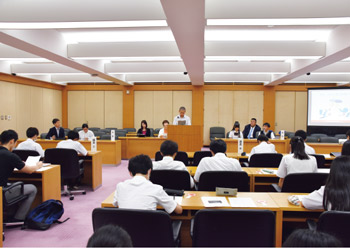 写真　生徒による模擬市議会