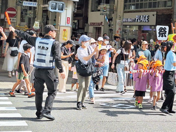 写真　祭りを支える警備員