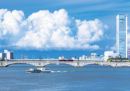 写真　市のシンボルとして親しまれている萬代橋