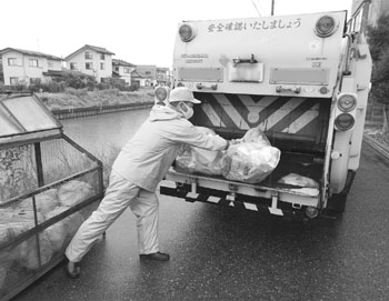 写真　コロナ禍における緊急事態宣言下でも、本市のごみ収集は大きな影響もなく通常どおり行われた。