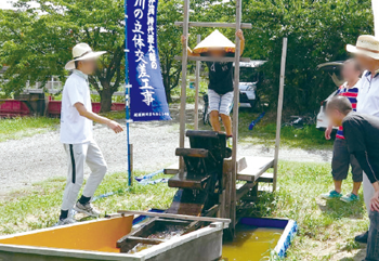 水をかき出す機械「踏み車」の体験