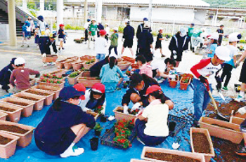 花植えは「花は人を育て、地域をつなぐ」をスローガンとして10年前から行われています