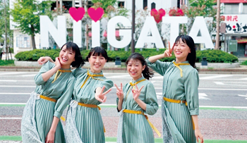 古町生まれのアイドル「RYUTist（りゅーてぃすと）」が「にいがた2km」の魅力を伝えています。