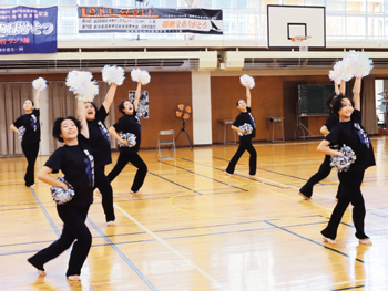 シティマラソン当日に披露するダンスを練習する同部部員の皆さん